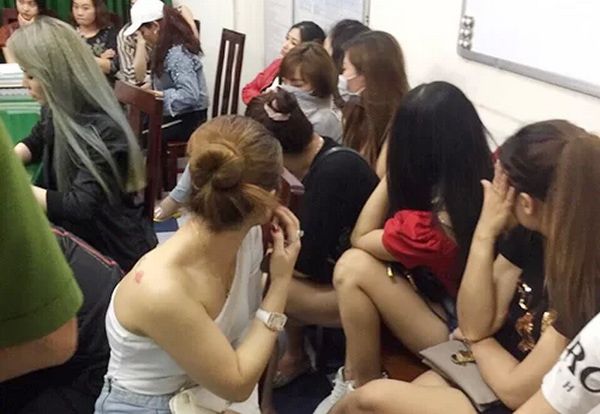 100 dân chơi dương tính với chất ma tuý tại quán bar Phương Lâm (quận Tân Phú)