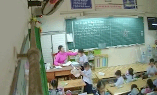 Buộc thôi việc cô giáo véo tai học sinh tại quận Tân Phú