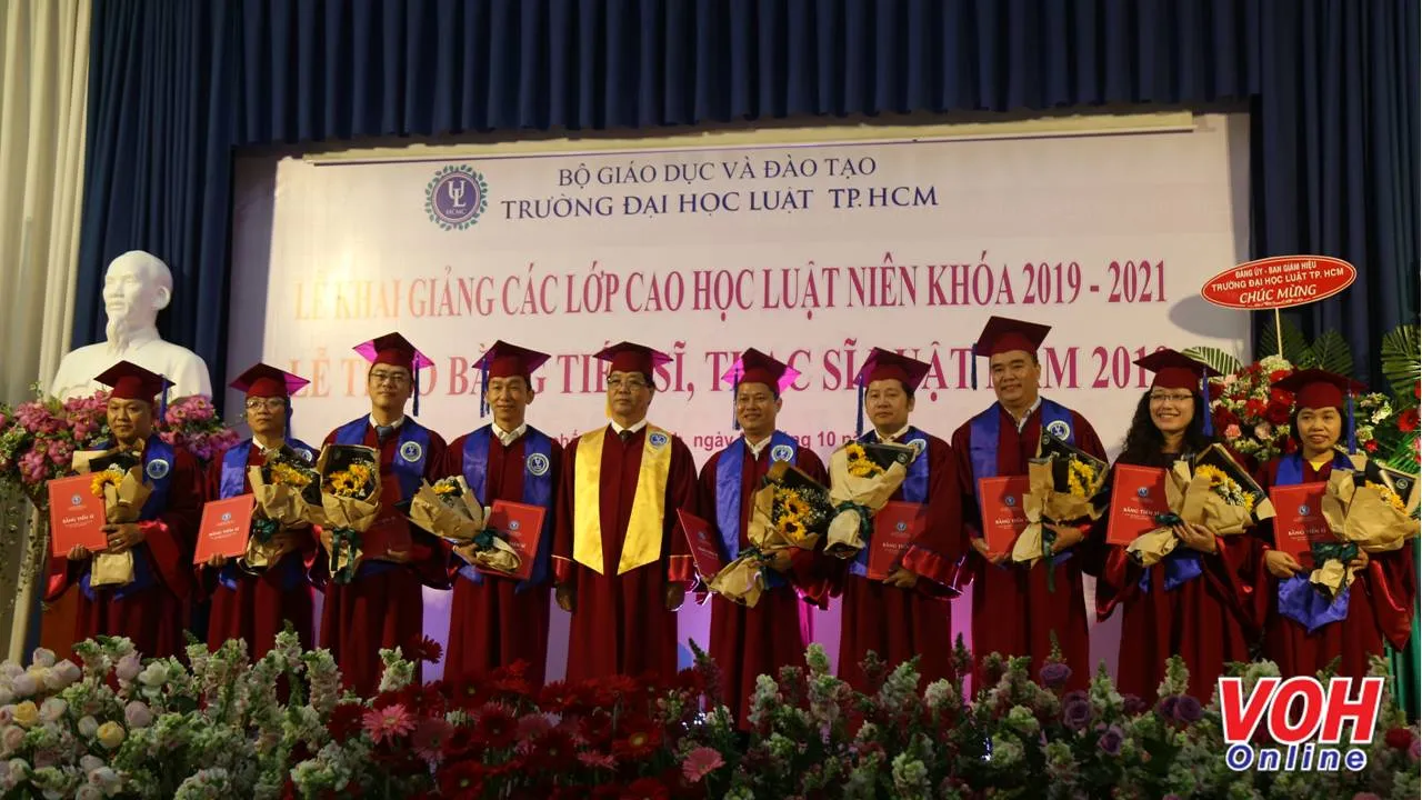 Trường Đại học Luật TPHCM trao bằng tốt nghiệp cho 9 tiến sĩ, 140 thạc sĩ