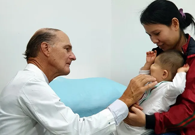 Khám, phẫu thuật miễn phí cho bệnh nhi mắc bệnh hiểm nghèo