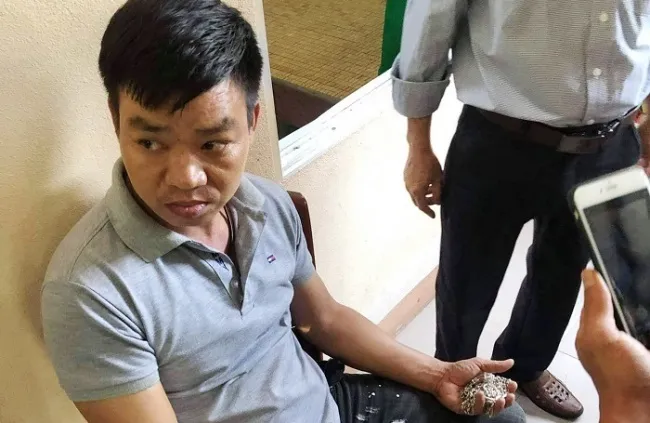 Tin tức pháp luật hôm nay 24/10/2019: Nam thanh niên lẻn vào trường tiểu học lừa lấy 16 dây chuyền