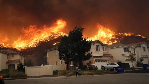 Cháy rừng tiếp tục bùng phát, khoảng 50.000 người ở California phải sơ tán