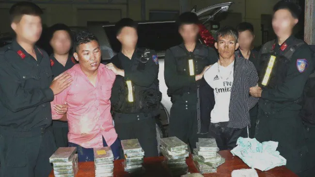 Bắt 2 thanh niên 9X vận chuyển 30 bánh heroin và 6000 viên ma túy tổng hợp