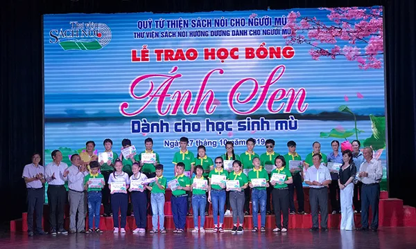 Hơn 350 suất học bổng Ánh Sen được trao cho các em học sinh khiếm thị