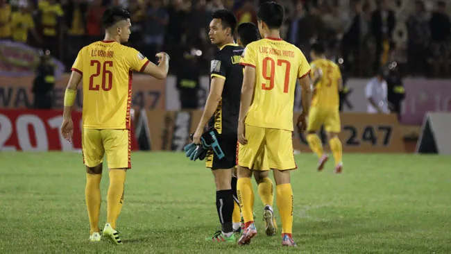 Lê Văn Đại nhắc nhở đồng đội về bàn thua hụt của Thanh Hoá