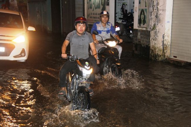 Triều cường gây ngập nhiều nơi trũng thấp ở TPHCM, làm đảo lộn sinh hoạt người dân