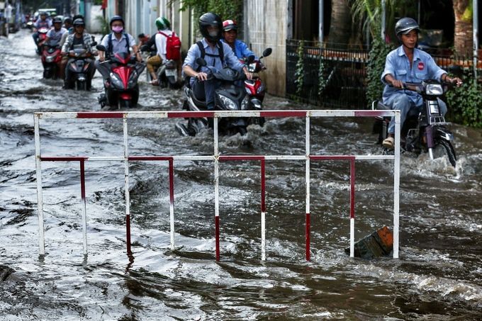 Triều cường dâng cao, người dân tại TPHCM lại bì bõm lội nước
