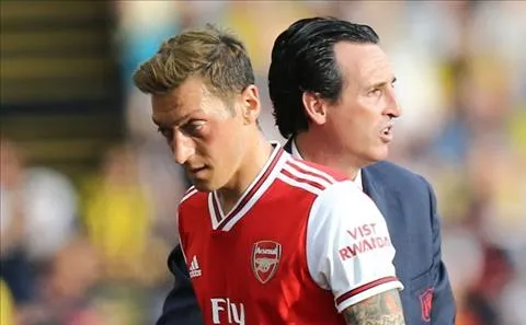 Mesut Ozil tuyên bố sẽ không rời Arsenal bằng mọi giá