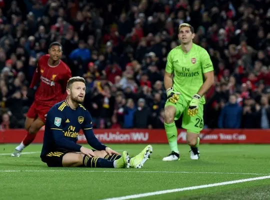 Mustafi vuốt mặt không kịp sau cú sút phản lưới nhà