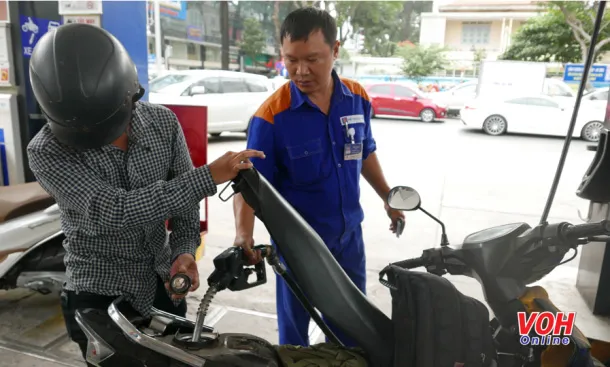 Từ 15h chiều nay (31/10): Xăng RON95 giảm 350 đồng/lít