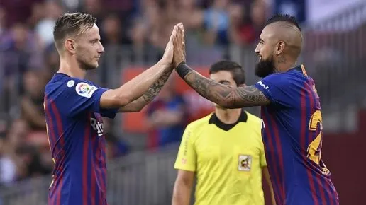 Barca thanh lý Rakitic và Vidal vào tháng 1