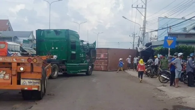 Tin tức tai nạn giao thông ngày 2/11/2019: Thùng container rơi đè trúng xe máy, 3 người thương vong