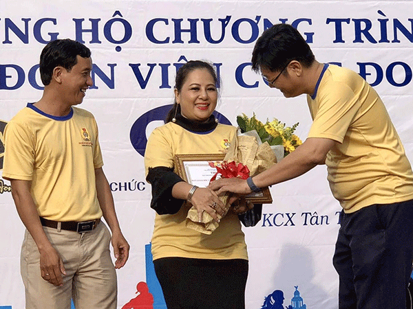 Hơn 1.000 công nhân, người lao động đi bộ ủng hộ vì người bạn đoàn viên công đoàn