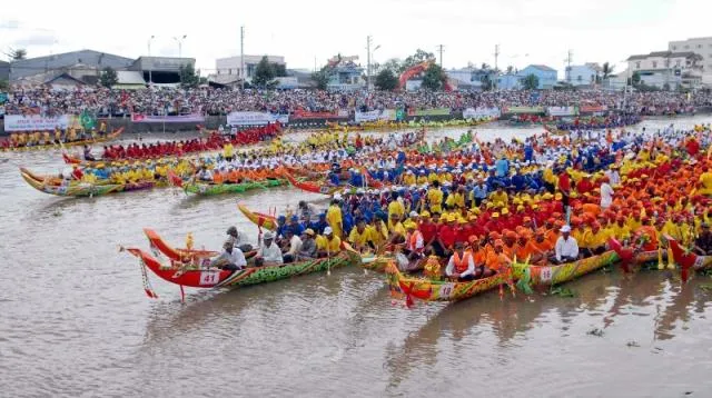 Phát miễn phí 50.000 bao cao su cho người…đi xem lễ hội Đua thuyền