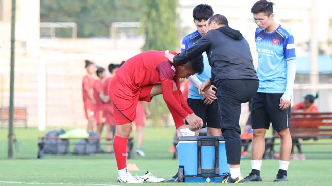 Thầy Park lo lắng khi học trò phải bỏ dở buổi tập