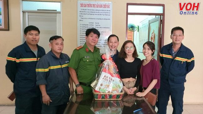 Sau khi được cứu sống, người dân đến trụ sở cảm ơn lực lượng Cảnh sát PCCC Quận Gò Vấp