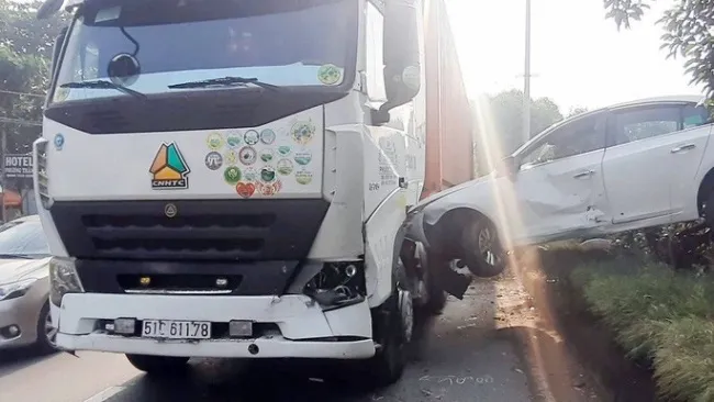 Tin tức tai nạn giao thông hôm nay 7/11: Xe container tông xế hộp văng lên dải phân cách
