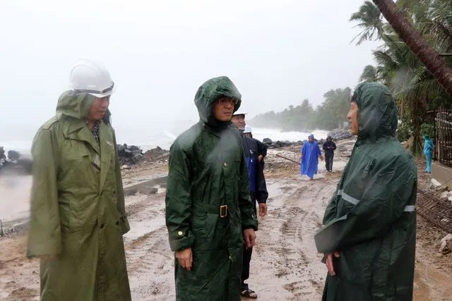 Bão cách đất liền 140 km, Bình Định, Phú Yên, Khánh Hòa đã có mưa to