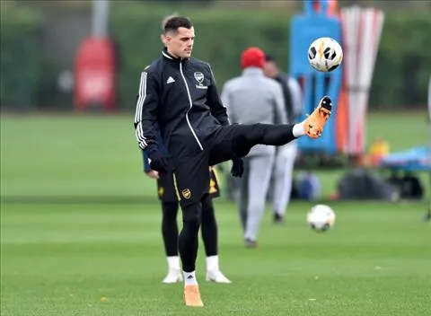 Xhaka nói gì khi bị tước băng đội trưởng ở Arsenal