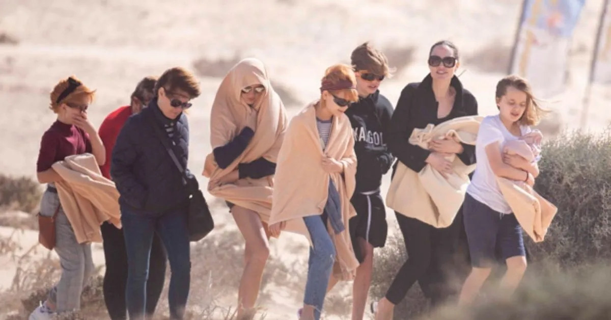 Angelina Jolie dẫn các con đi biển, nghỉ xả hơi trong lúc quay The Eternals