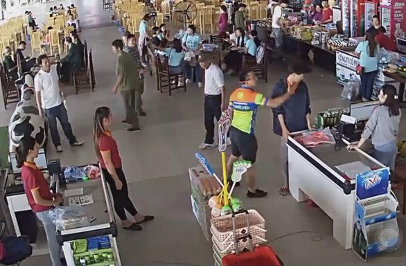 Tạm đình chỉ công tác Thượng úy Công an tát nhân viên bán hàng