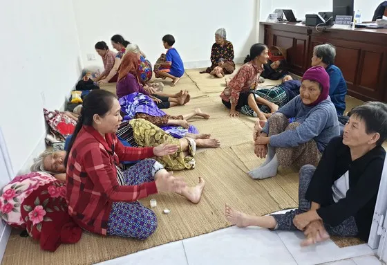 2 ngư dân bị mắc kẹt trên lồng bè nuôi trồng thủy sản được đưa vào bờ an toàn