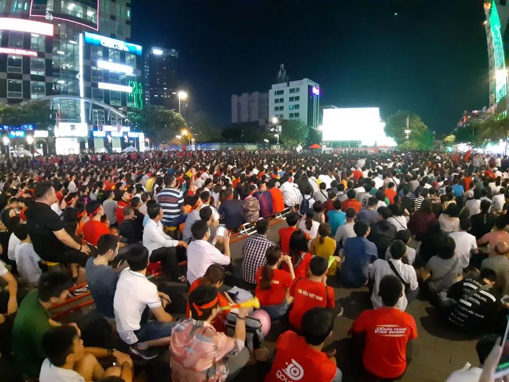 Lắp 5 màn hình LED ở phố đi bộ Nguyễn Huệ trình chiếu 2 trận vòng loại World Cup 2020 có ĐT Việt Nam