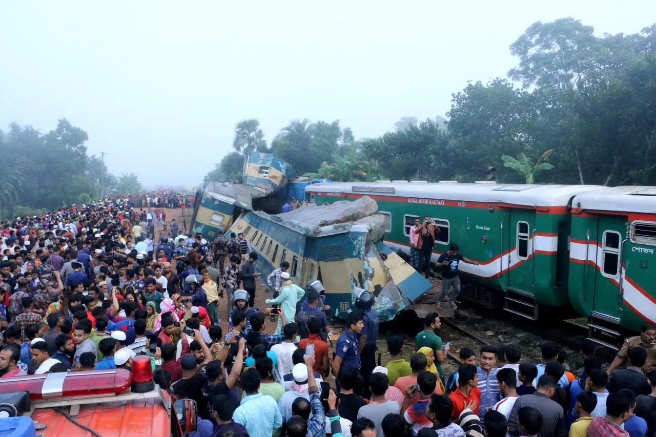 Bangladesh: Hai tàu hỏa đâm trực diện, hàng chục người thương vong