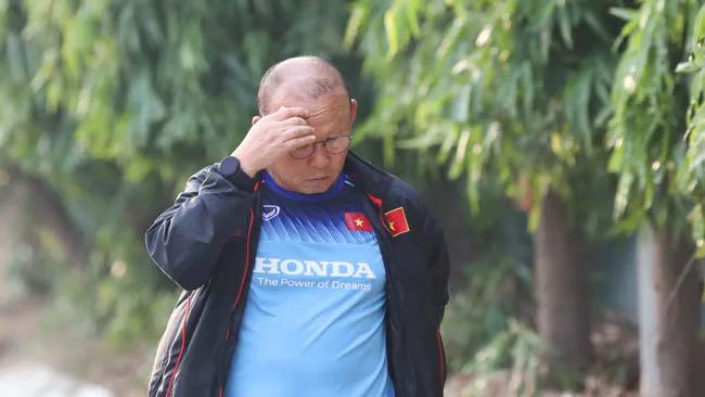 HLV Park Hang Seo trầm tư trước trận đấu với ĐT UAE