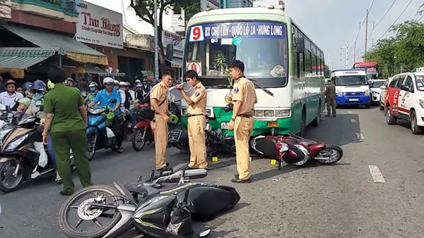 TPHCM: Xe buýt mất thắng tông 10 xe máy đang dừng đèn đỏ