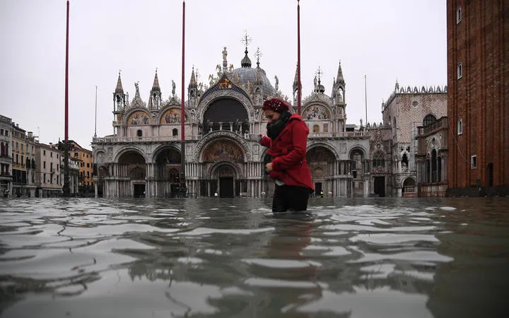 Venice bị ngập lụt nặng nhất trong vòng 50 năm, 2 người chết