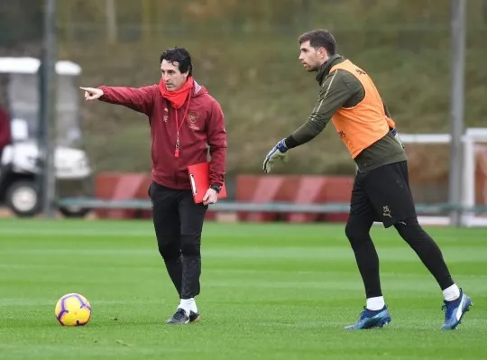 Thủ môn Arsenal muốn HLV Unai Emery bị sa thải?