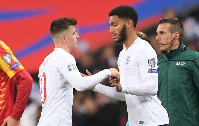 Gomez bị CĐV Anh la ó, Sterling nói gì?
