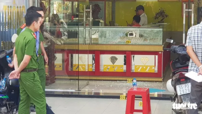 Clip: Nổ súng cướp tiệm vàng táo tợn ở Hóc Môn