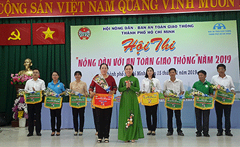 Nông dân thi tìm hiểu về an toàn giao thông