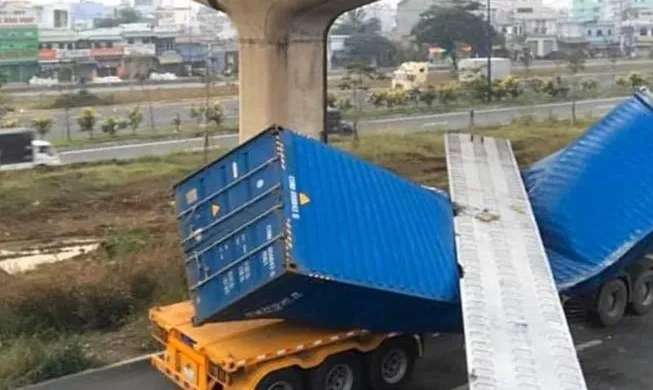 Vụ dầm cầu rớt đè container: Do chiều cao tĩnh không sai thiết kế