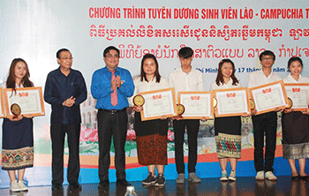 Tuyên dương 86 sinh viên Lào – Campuchia tiêu biểu năm 2019