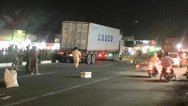 Tin tức tai nạn giao thông hôm nay 17/11/2019: Tông vào đuôi xe container đang dừng, 1 người tử vong