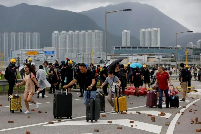 Nhiều hãng hàng không châu Á cắt giảm chuyến bay đến Hong Kong