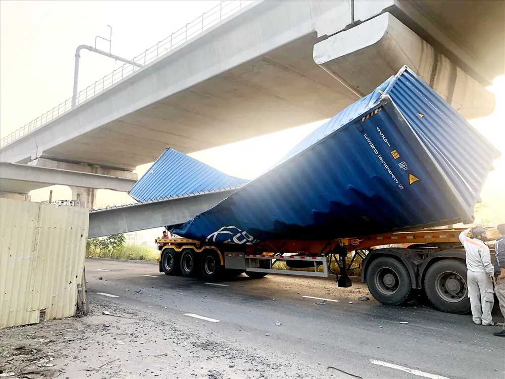 TPHCM: Hé lộ nguyên nhân dầm cầu bộ hành bị xe container kéo sập