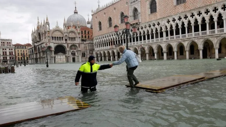 Triều cường dâng cao 1,5 m Venice tiếp tục lụt trầm trọng