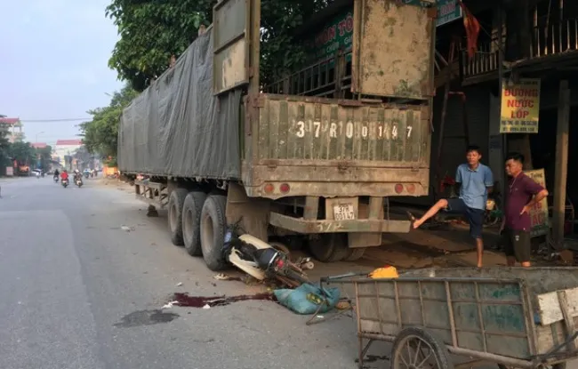 Tin tức tai nạn giao thông hôm nay 18/11/2019: Xe máy kéo đâm vào đuôi rơ-mooc, 1 người nguy kịch