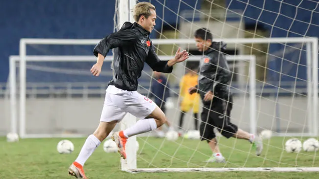 ĐT Việt Nam đội mưa tập luyện trước màn tái đấu ĐT Thái Lan