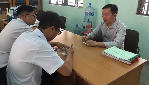 Giám thị: Những trái tim nóng đằng sau vẻ mặt lạnh lùng