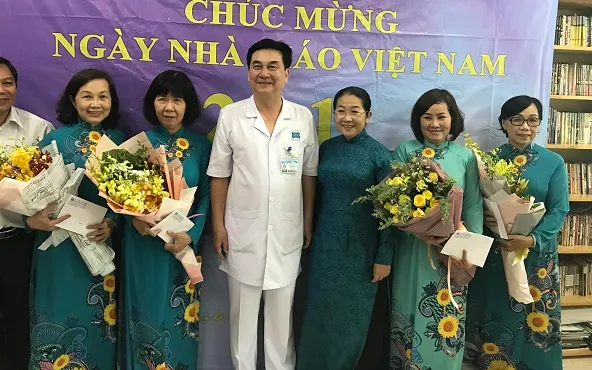 Lãnh đạo Thành ủy TPHCM tri ân các cô giáo lớp học chữ dành cho bệnh nhi