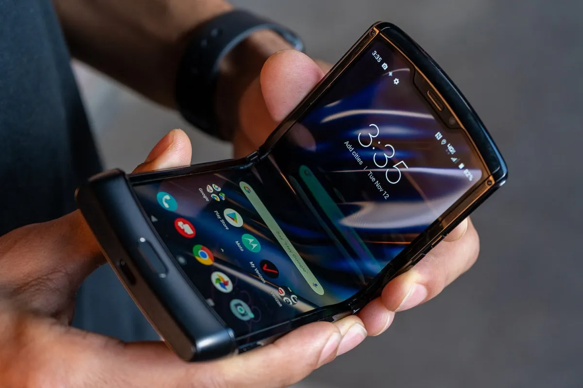 Review Motorola Razr 2019 - một Android phone nắp gập