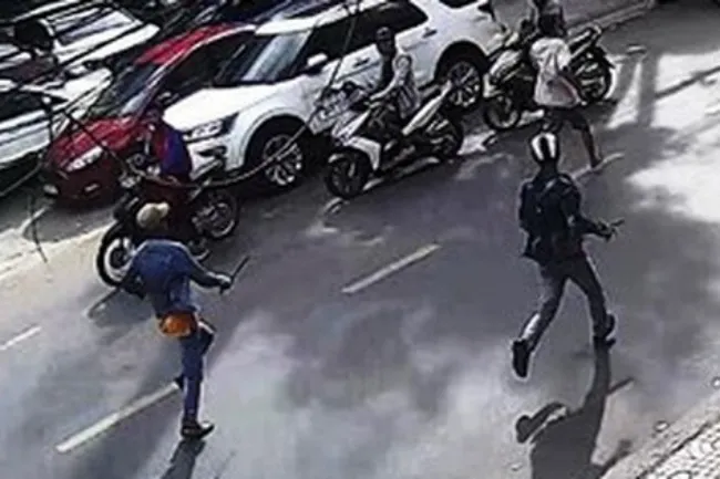 Bị chém gần đứt lìa cánh tay khi đến nhà bạn chơi