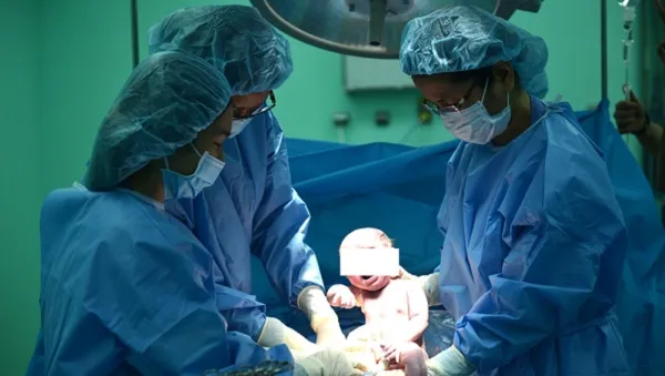 “Sinh thuận tự nhiên” và những rủi ro cho mẹ và bé