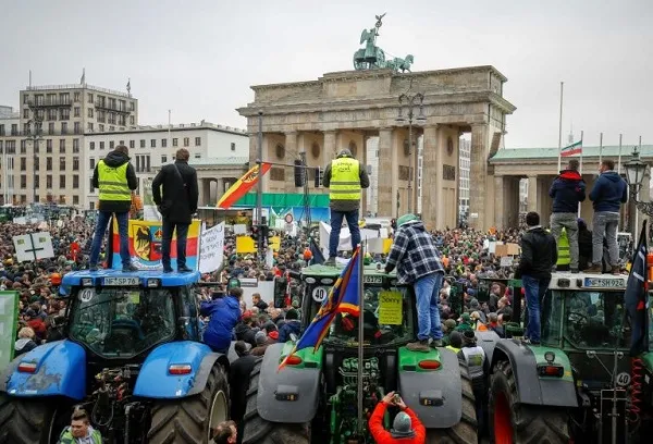 Đức: Hàng ngàn nông dân đem máy kéo đi biểu tình tại Berlin