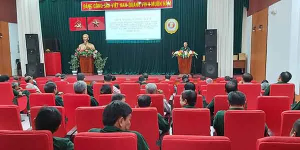 Cựu chiến binh thành phố chấp hành nghiêm luật giao thông, ưu tiên dùng hàng Việt